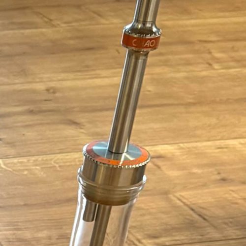 Shisha mit Glasbase und Metallrohr, ideal für Raucher und Sammler. Perfekt für gemütliche Abende und.