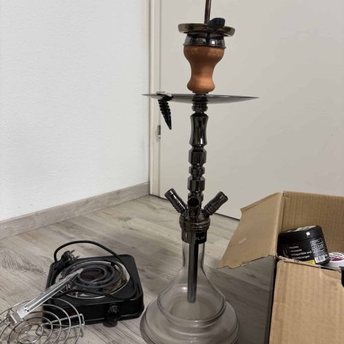 Shisha-Kopf mit Holz- und Metallteilen, Glasbowl und Zubehör.