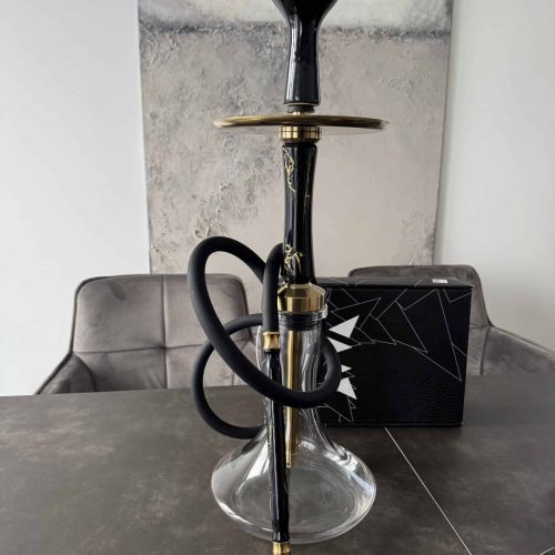 Shisha mit Glasbowl, Silikonschlauch und Metallzubehör, auf Tisch in modernem Raum.