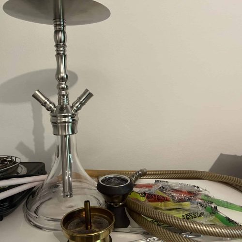 Rauchsäule mit Schlauch und Zubehör, ideal für Shisha-Liebhaber.