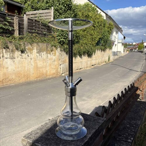 Transparente Glasbowl für Shisha mit Metallring und Schlauchanschluss.