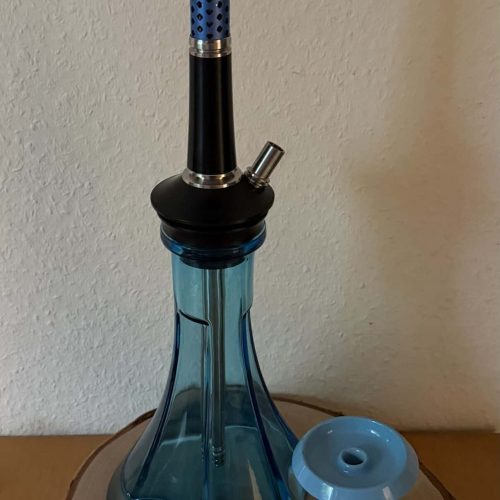 Blaue Shisha mit Glasbowl, Schlauch und Kohlehalter.