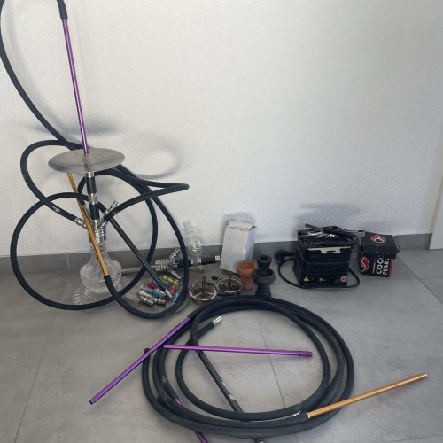 Verschiedene Shisha-Teile und Zubehör auf Boden.