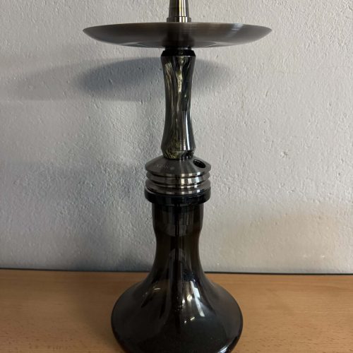 Moderne Shisha mit Metallkopf auf Holztisch, gut gepflegt.