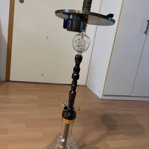 Rauchsäule mit Glasbowl, Metallaufsatz und Holzstab, für Shisha.