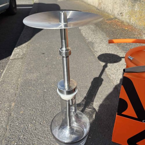 Shisha-Glasbowl mit Metalldeckel auf der Straße.