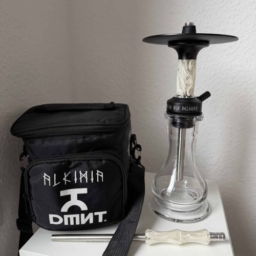 Shisha mit Glasbowl, Kopf und Tragetasche auf weißem Tisch.