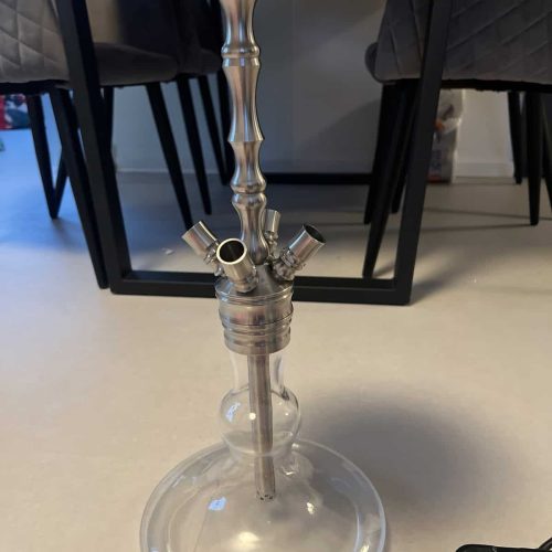Moderner Rauch-Hookah mit Glasbasis und Metallrohren.