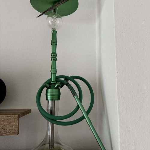 Grüne Shisha mit Glasbehälter und Schlauch, stilvoll und modern.