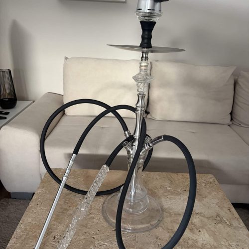 Moderne Shisha mit Glasbowl und Silikonschlauch.