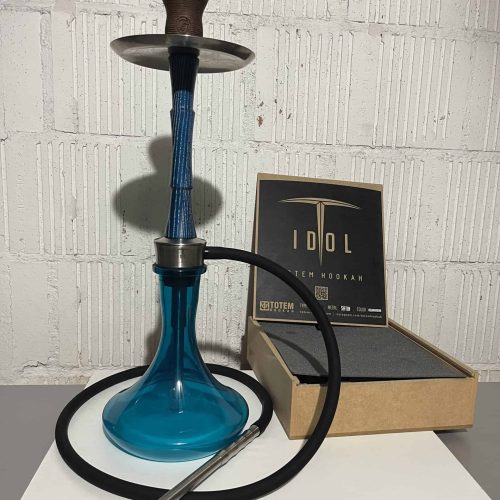 Shisha mit blauer Glasbowl, Schlauch und Holzmundstück.