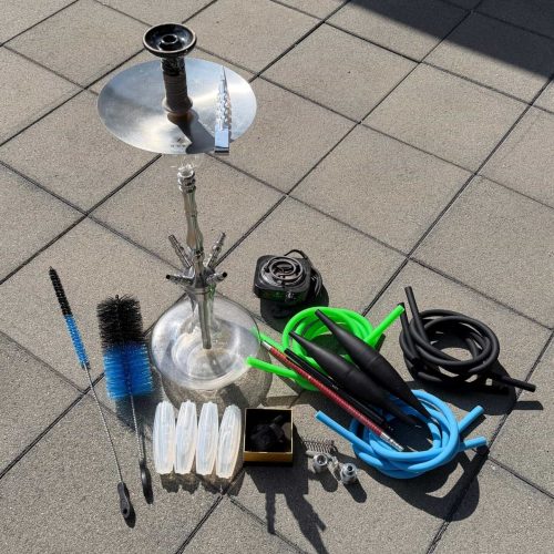 Verschiedene Shisha Teile und Zubehör auf Terrassenboden.