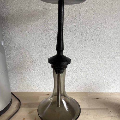 Moderne schwarze Shisha mit Glasbasis, ideal für Raucher.