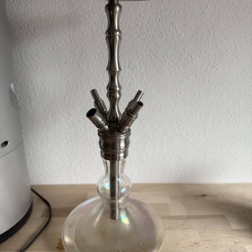 Rauch-Hookah mit Metall und Glasbasis, ideal für Shisha-Liebhaber.