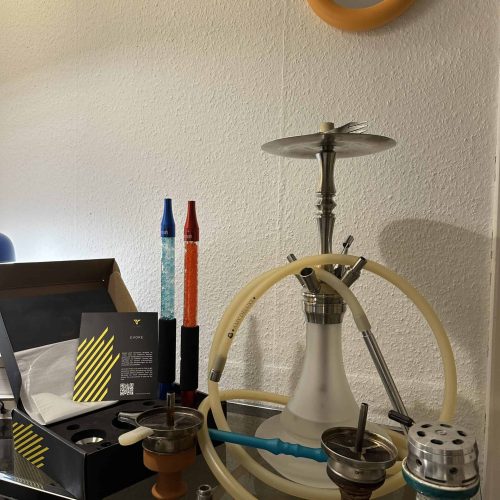 Bilder von einer Shisha mit verschiedenen Zubehörteilen auf einem Tisch.