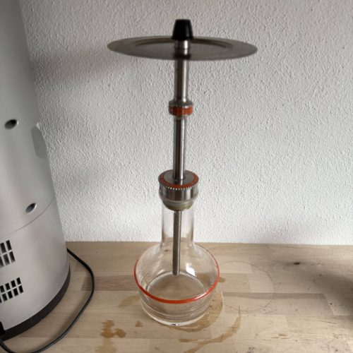Wasserpfeife mit Metall- und Glasdesign, ideal für Shisha-Liebhaber.
