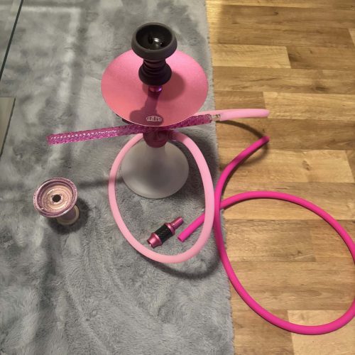 Bunte Wasserpfeife mit pinkem Schlauch und Zubehör, ideal für Shisha-Liebhaber.