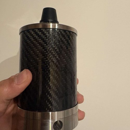 Shisha-Adapter mit Carbonfaser-Design und Metallbasis.