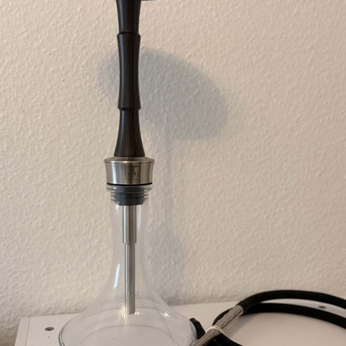 Shisha-Kopf mit Glasbasis und Silikonschlauch.