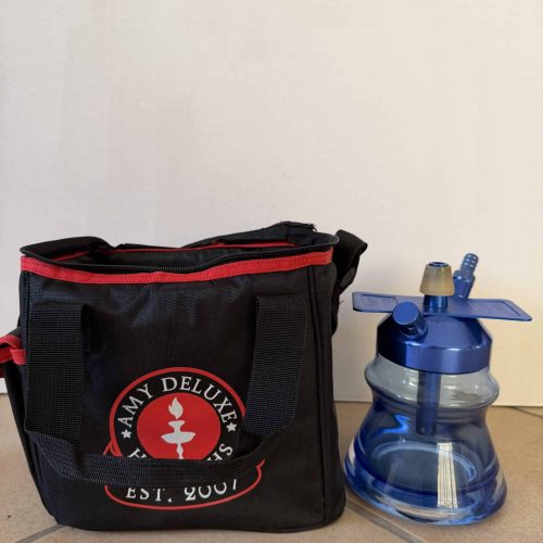 Blaue Shisha-Glasbowl neben schwarzer Tasche mit Logo.