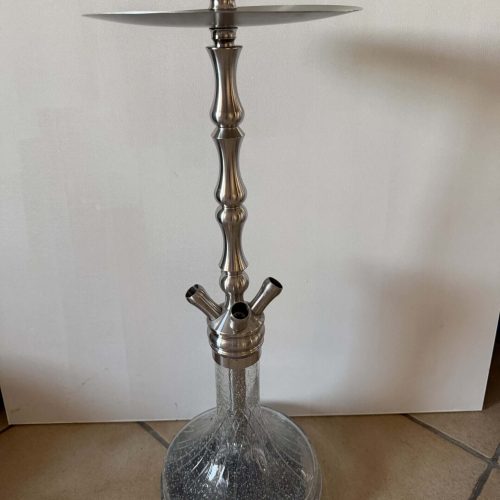 Hochwertige Shisha mit Glasbowl und Metallstamm.