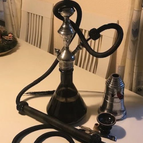 Shisha mit Silikonschlauch und Kohlezange.