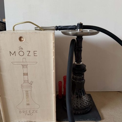 Shisha mit schwarzer Glasbowl und Zubehör, auf Boden stehend.