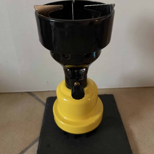 Kleine schwarze Glasbowl für Shisha mit gelber Basis auf schwarzem Untergrund.