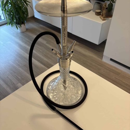 Rauch-Hookah mit Glasbasis, Metallaufsatz und Schlauch, ideal für Shisha-Liebhaber.