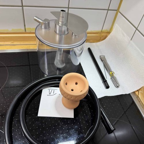 Shisha-Zubehör mit Wasserpfeife und Zubehör auf Küchenarbeitsplatte.