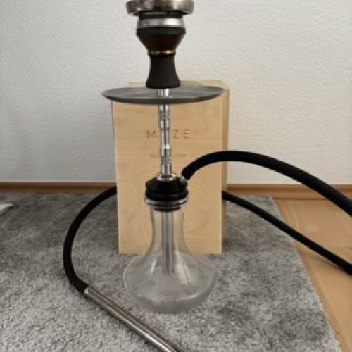 Shisha mit Glasbowl, Metallrohr und Schlauch, ideal für Raucherlebnisse.