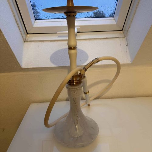 Shisha-Kopf mit Glasbowl auf Fensterbank, Blick nach draußen.