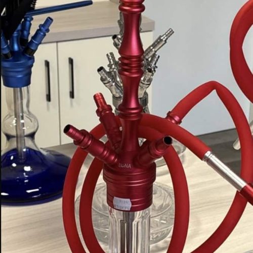 Bunte Shisha mit Glasbowl und Silikonschlauch, ideal für gemütliche Rauchabende.
