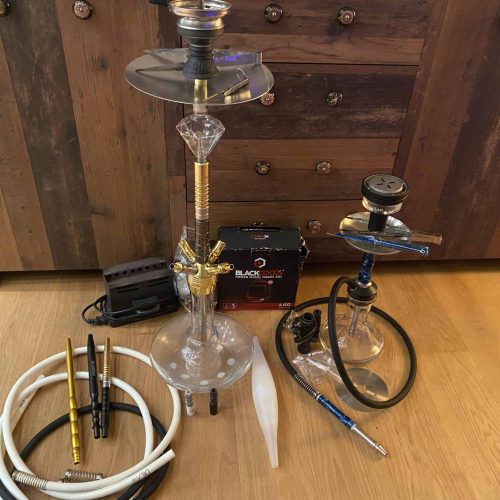 Verschiedene Shisha-Teile und Zubehör auf Holztisch.