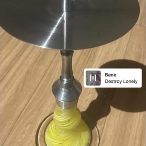 Raucherset mit Metallplatte, Glasbasis und gelbem Schlauch für Shisha.
