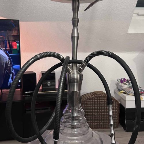 Hochwertige Shisha mit Glasbowl und Silikonschläuchen.