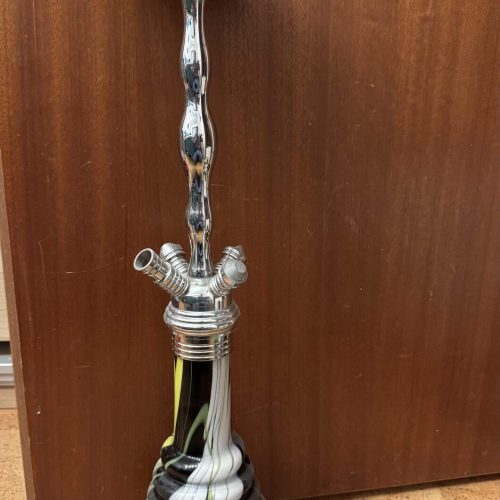 Wasserpfeife mit Glasbowl und Metallaufsatz, ideal für Shisha-Liebhaber.