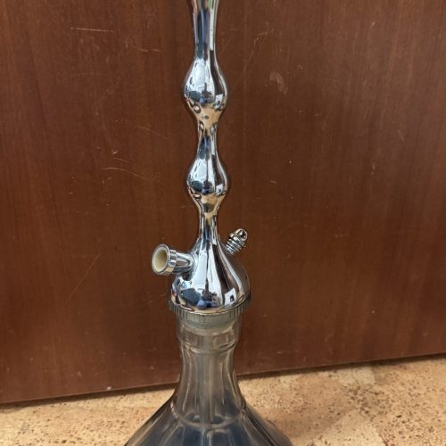 Wasserpfeifen-Tabakschüssel aus Metall auf Holz.