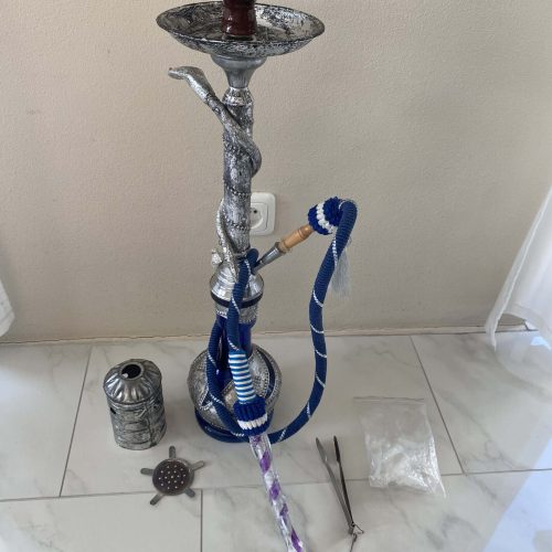 Shisha mit Glasbowl, Schlauch, Kohleteller und Zubehör.
