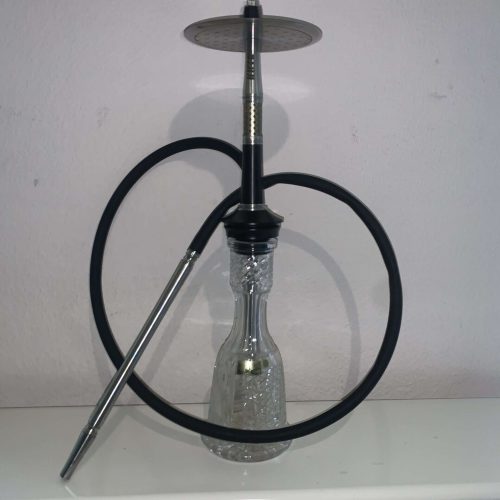 Hochwertige Shisha mit Glasbowl und Metallrohr, ideal für Raucherlebnisse.