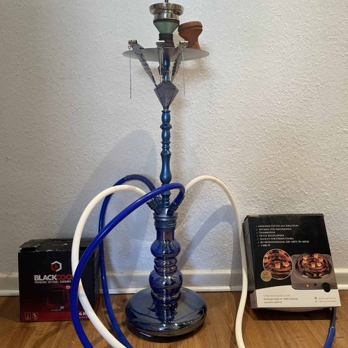 Wasserpfeife mit blauer Glasbowl, Kopf und Schläuchen auf Holz.