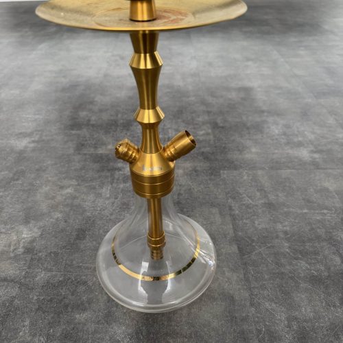 Moderne Wasserpfeife mit goldener Basis und Holzplatte, transparentes Glas.