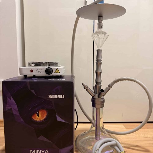 Shisha mit Zubehör und Minya-Aluminium-Hookah-Box.