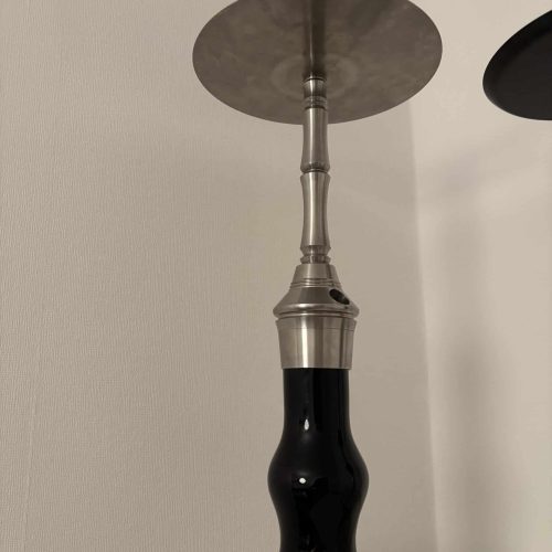Stilvoller Shisha-Kopfständer mit Edelstahl und Holz, ideal für Wasserpfeifen.