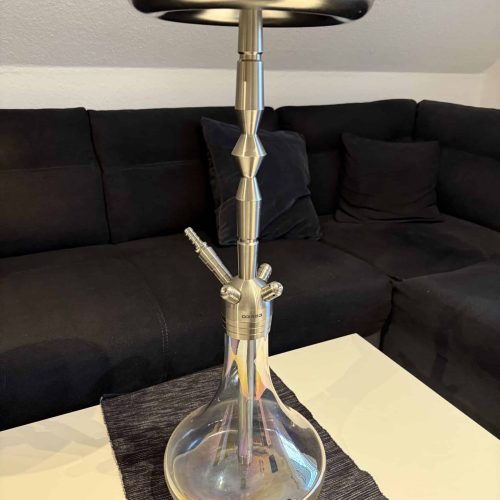 Rauchersäule mit Metallaufsatz auf Glasbasis, ideal für Shisha-Events.
