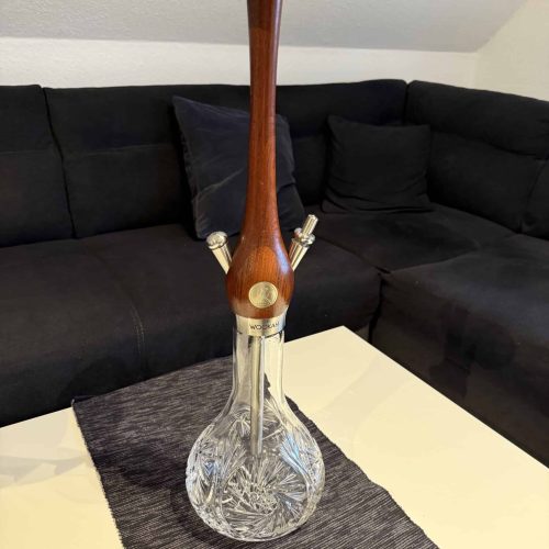 Dekorative Wasserpfeife mit Glas und Holzdesign.