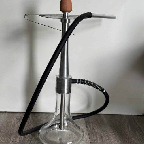 Rauch-Hookah auf Holzfuß mit Glasbasis und Silikonschlauch.