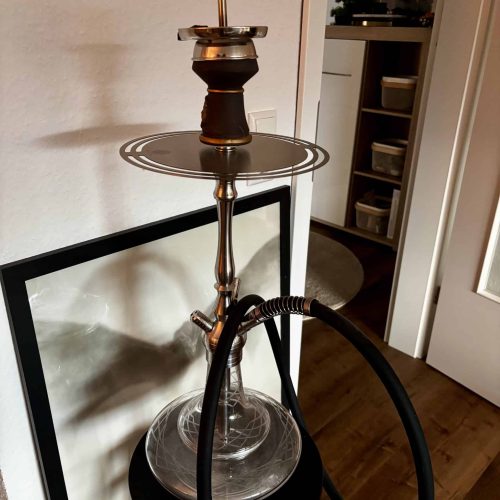 Rauchsäule mit Glasaufsatz, ideal für Shisha-Genuss, auf einem schwarzen Standfuß.