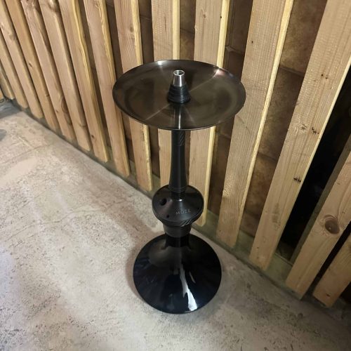 Schwarzer Shisha-Tabakständer mit Glasbowl auf Boden.