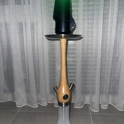 Elektrische Shisha mit LED-Licht auf einem Tisch.